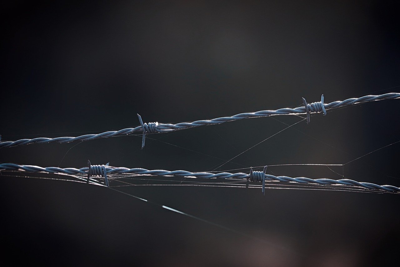 如何加强游戏服务器端的安全性，防止技术支持破解？